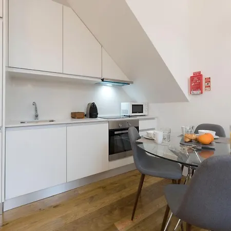 Lovelystay - Cozy Duplex With Patio Right Off Train&metro Station * Porto