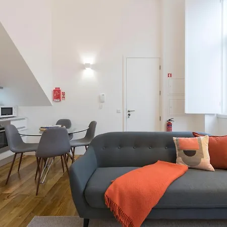 Lovelystay - Cozy Duplex With Patio Right Off Train&metro Station Apartment