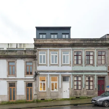 Apartment Lovelystay - Cozy Duplex With Patio Right Off Train&metro Station Porto