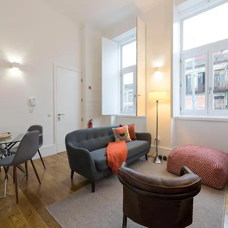Lovelystay - Cozy Duplex With Patio Right Off Train&metro Station Apartment