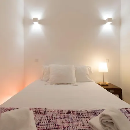 Lovelystay - Cozy Duplex With Patio Right Off Train&metro Station