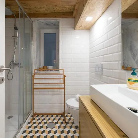 Lovelystay - Cozy Duplex With Patio Right Off Train&metro Station Apartment *