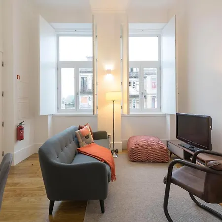Lovelystay - Cozy Duplex With Patio Right Off Train&metro Station