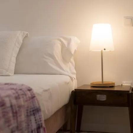 Lovelystay - Cozy Duplex With Patio Right Off Train&metro Station