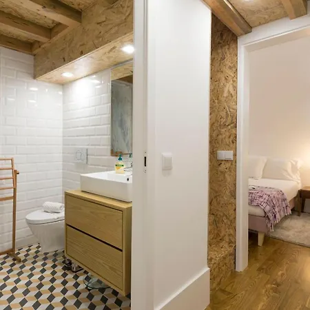 Lovelystay - Cozy Duplex With Patio Right Off Train&metro Station Apartment Porto