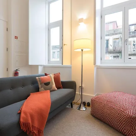 Lovelystay - Cozy Duplex With Patio Right Off Train&metro Station Apartment