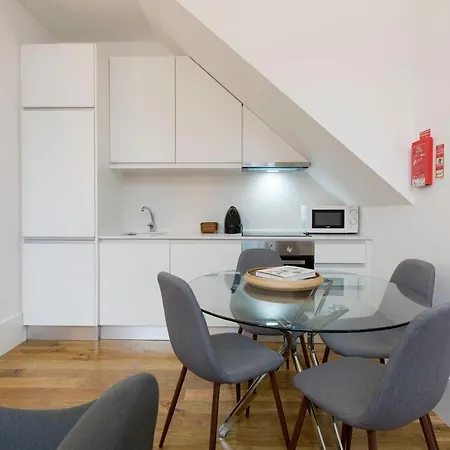 Lovelystay - Cozy Duplex With Patio Right Off Train&metro Station Apartment Porto